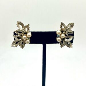 Vintage Judy Lee Gold Leaf Pearl Cluster Clip Earrings